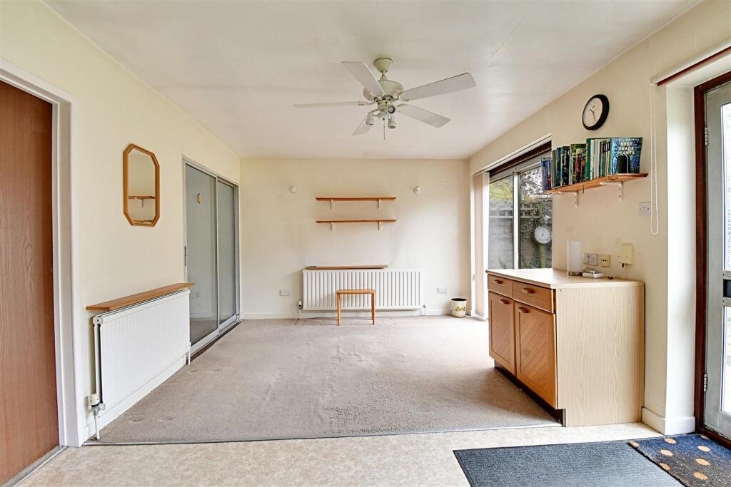 Kitchen 2.jpg