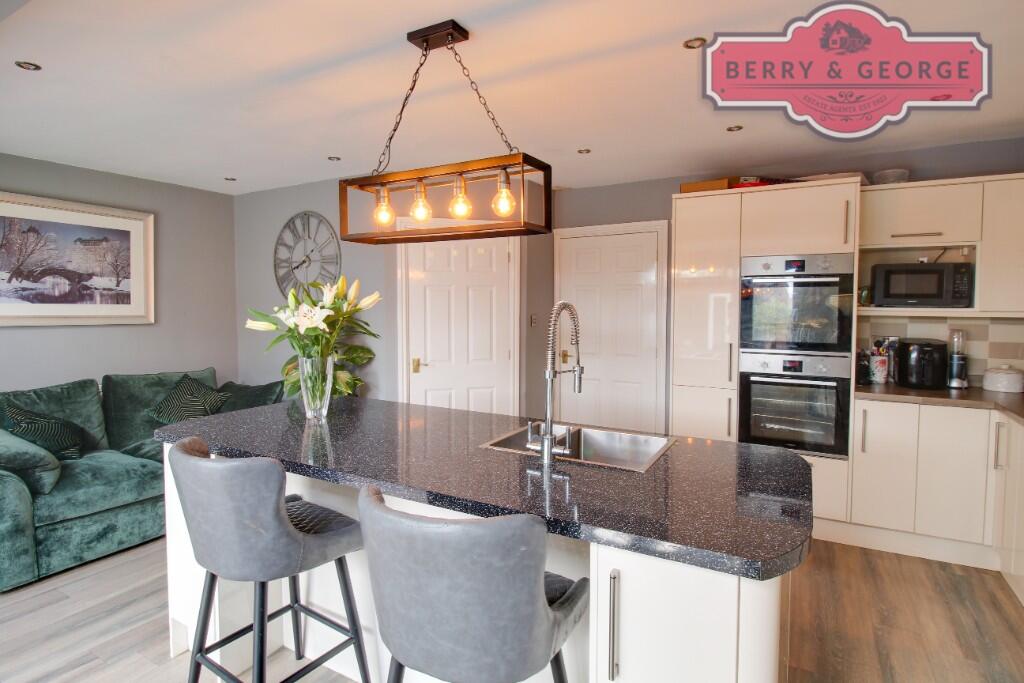 KITCHEN /FAMILY ROOM