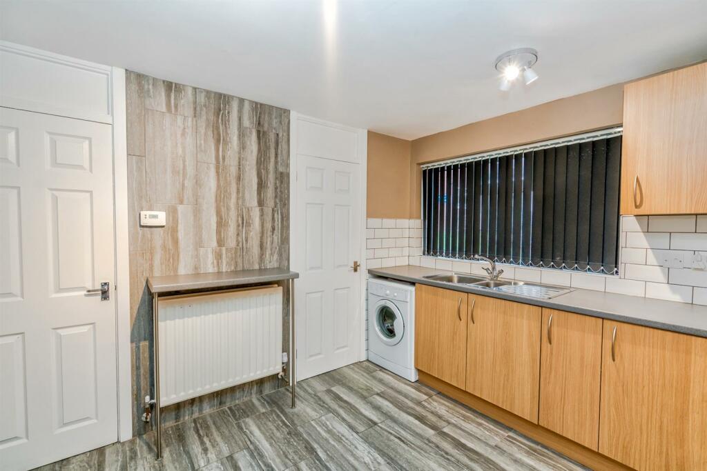 2, Carfax, Cannock, Staffordshire, WS11 0YT (5 of 