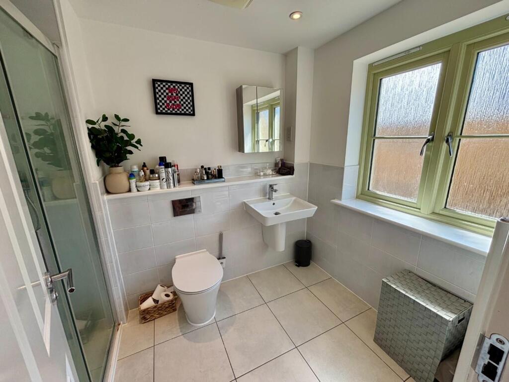 EN SUITE SHOWER ROOM