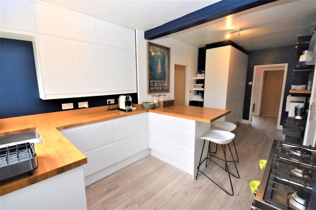 Kitchen &amp; Breakfast Bar.JPG