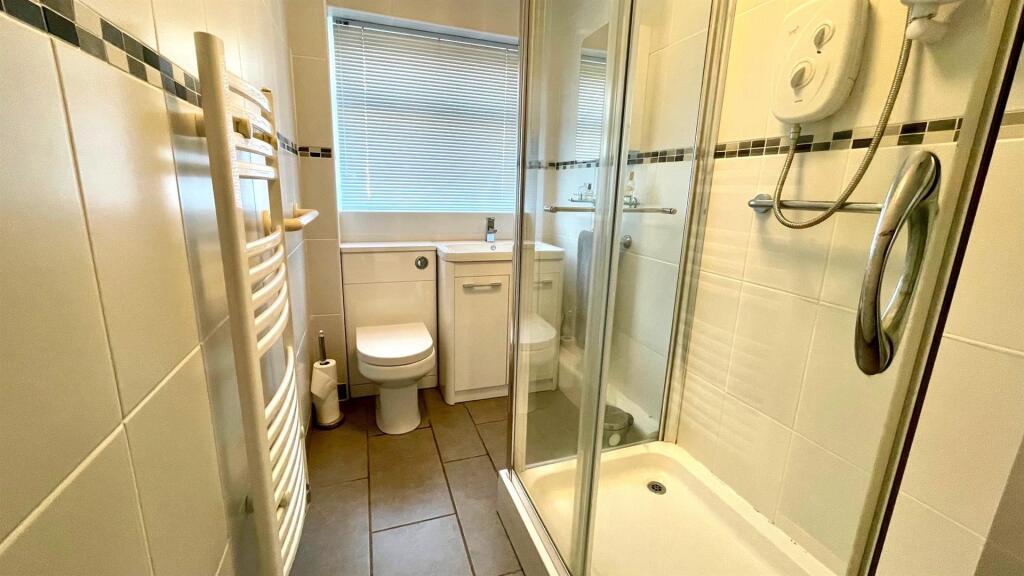 3 PIECE TILED SHOWER ROOM