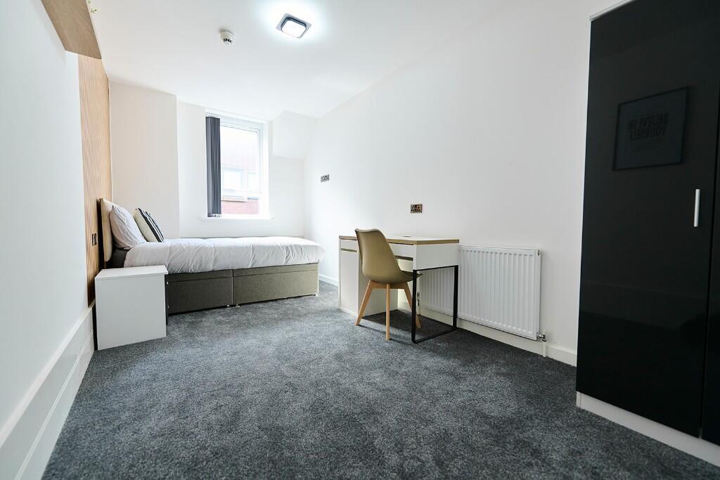 A neat and well-maintained single bedroom featu...