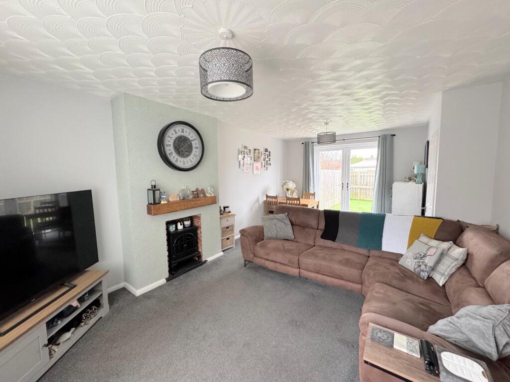 LOUNGE / DINING ROOM