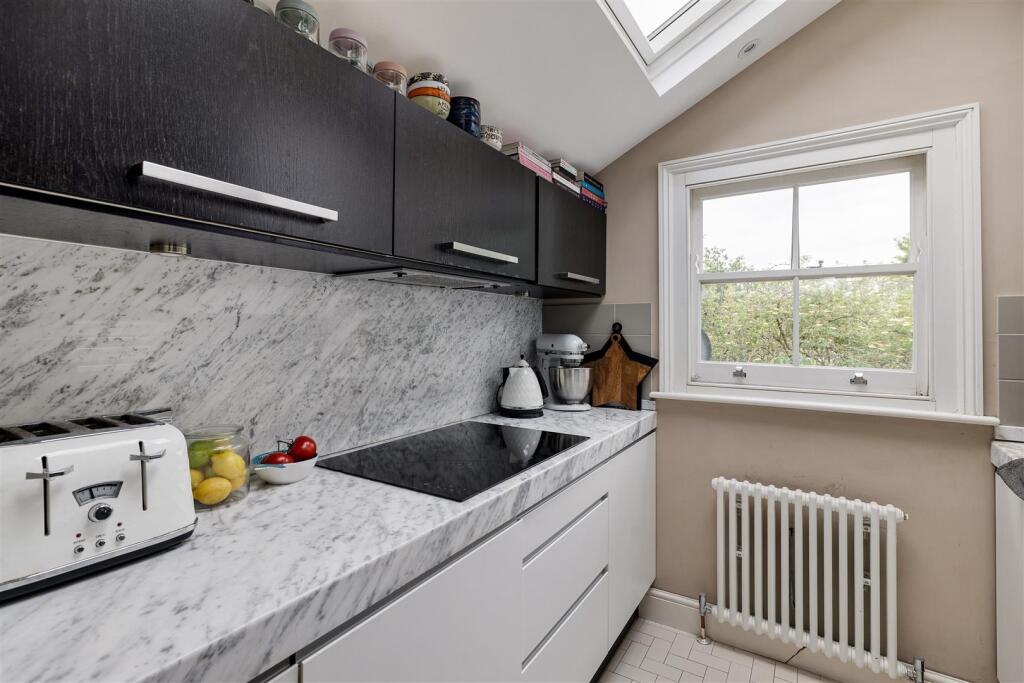 Clarendon Road, E18