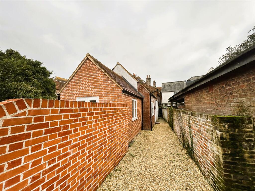 Flat 2, 100a High Street gardens 2.jpeg