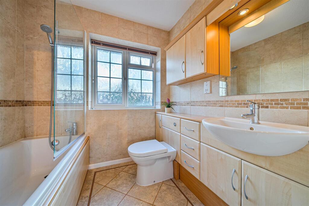 En Suite to Bedroom 1