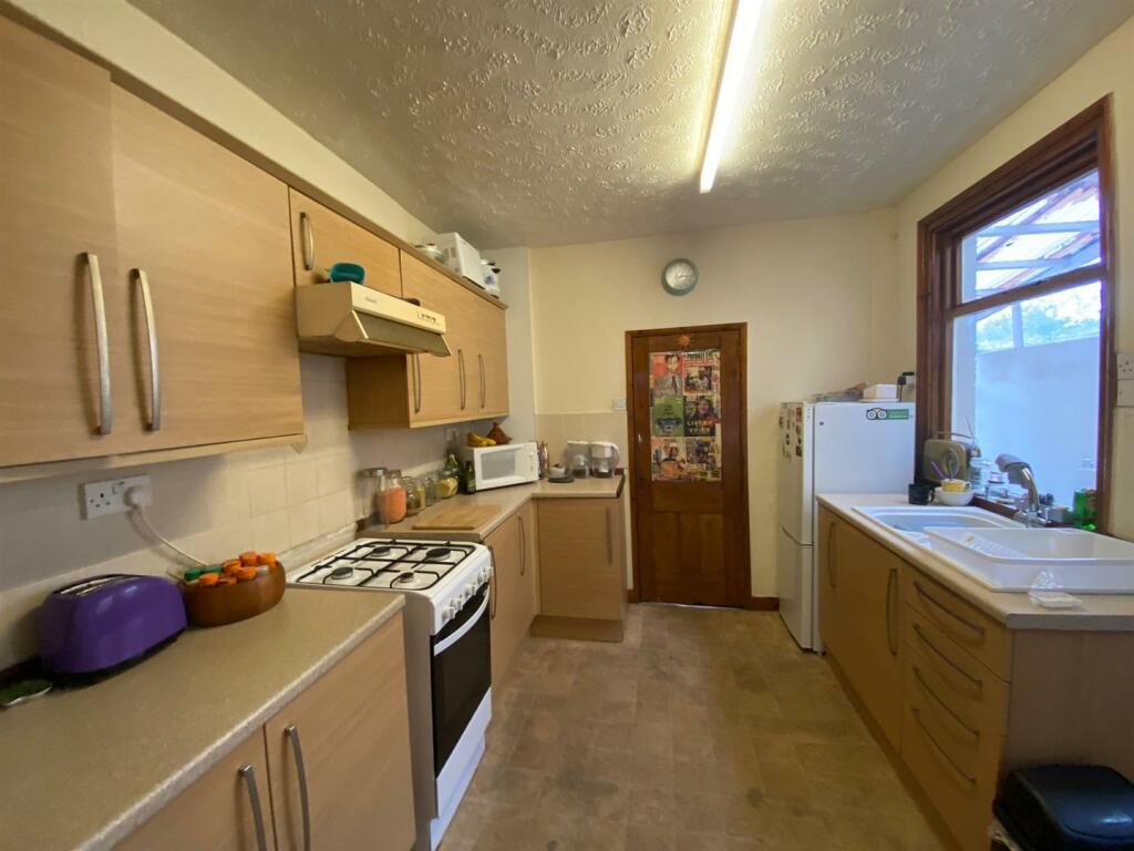 KITCHEN:
