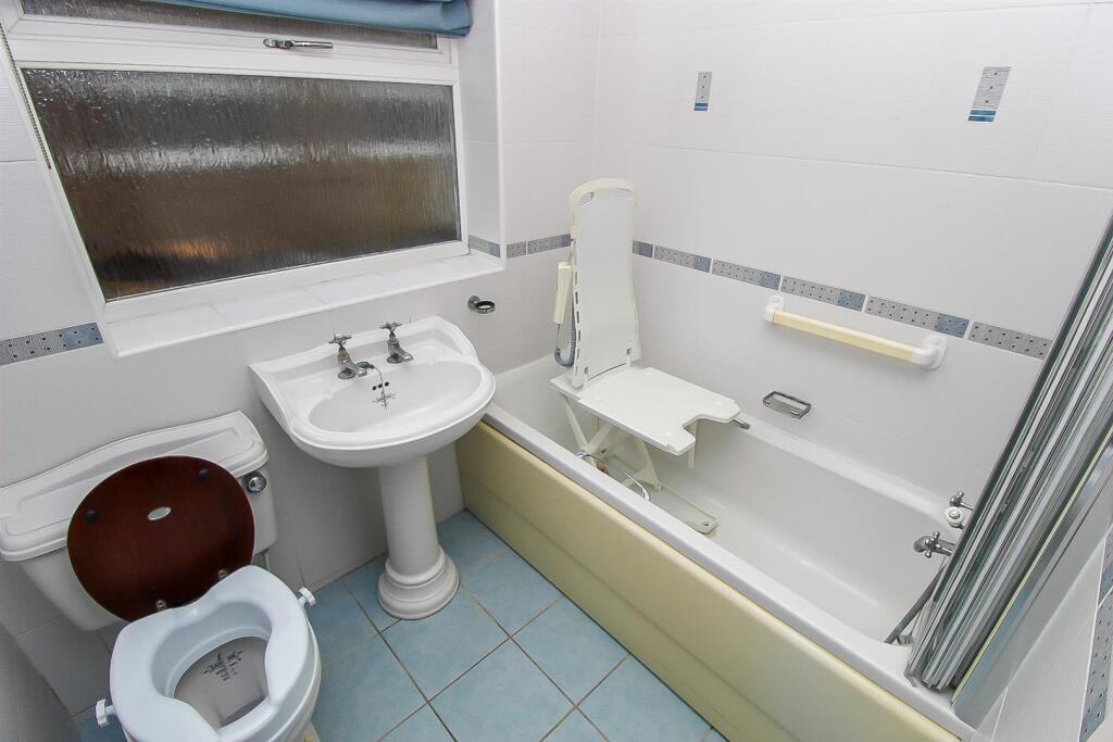 BATHROOM/W.C.