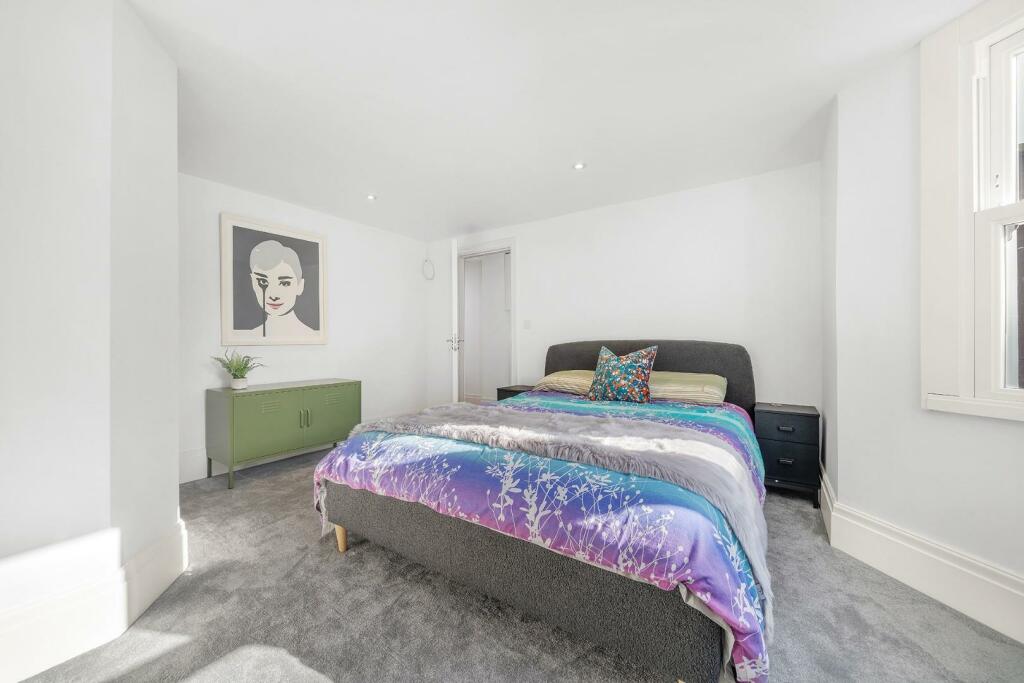 Bedroom 1 (3).jpg