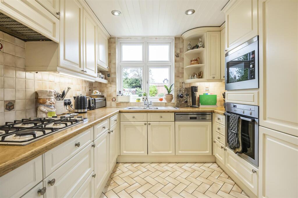 FITTED KITCHEN/DINER (pic 2)