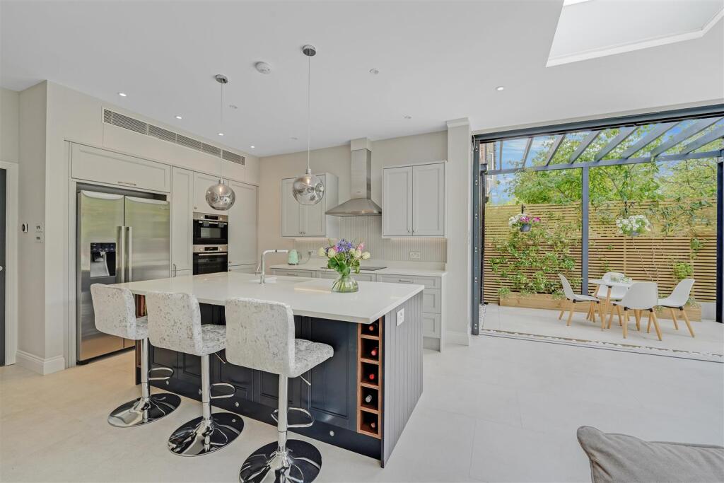 02-6fe283629-AP-J2IZ6V-9 Vallis Way-4.jpg
