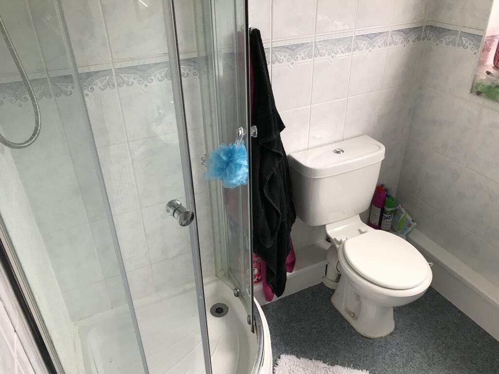 17 Ravendale Drive (Bathroom3).jpg