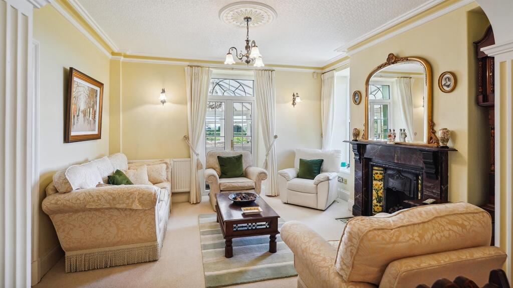 OPEN PLAN LIVING ROOM