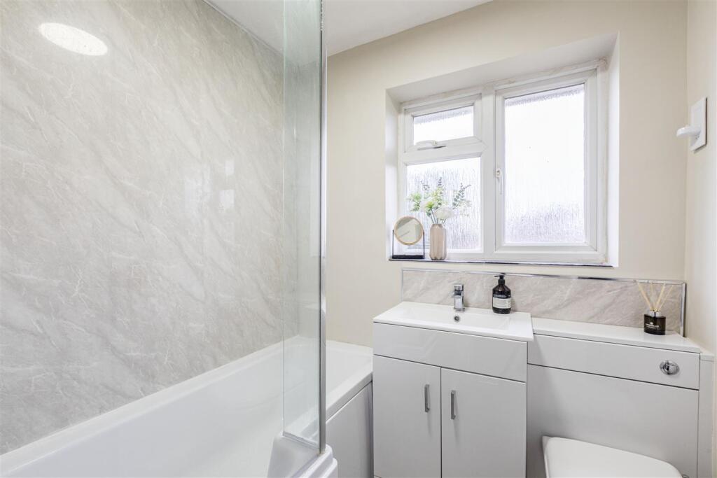 12 Gaveston Close, Byfleet, KT14 7HE - 4.jpg