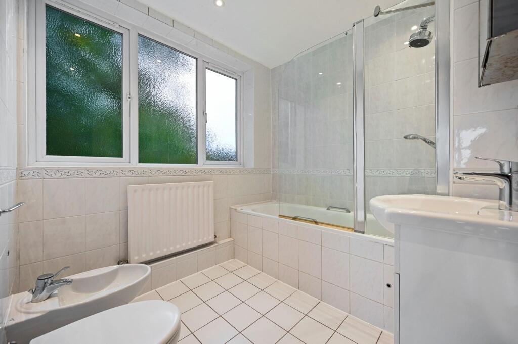 BCTEC - Flat 10, Ambassador House - Enuite Bedroom