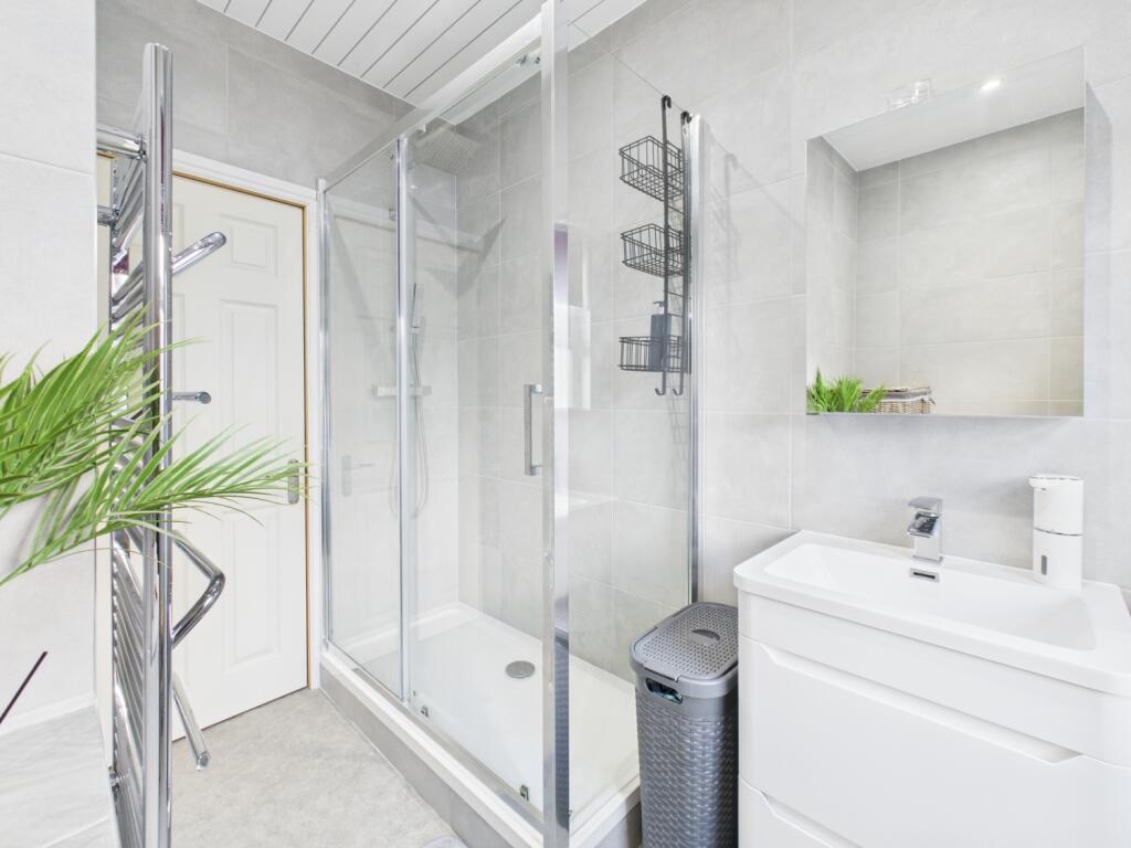 CAM04233G0-PR0038-STILL011