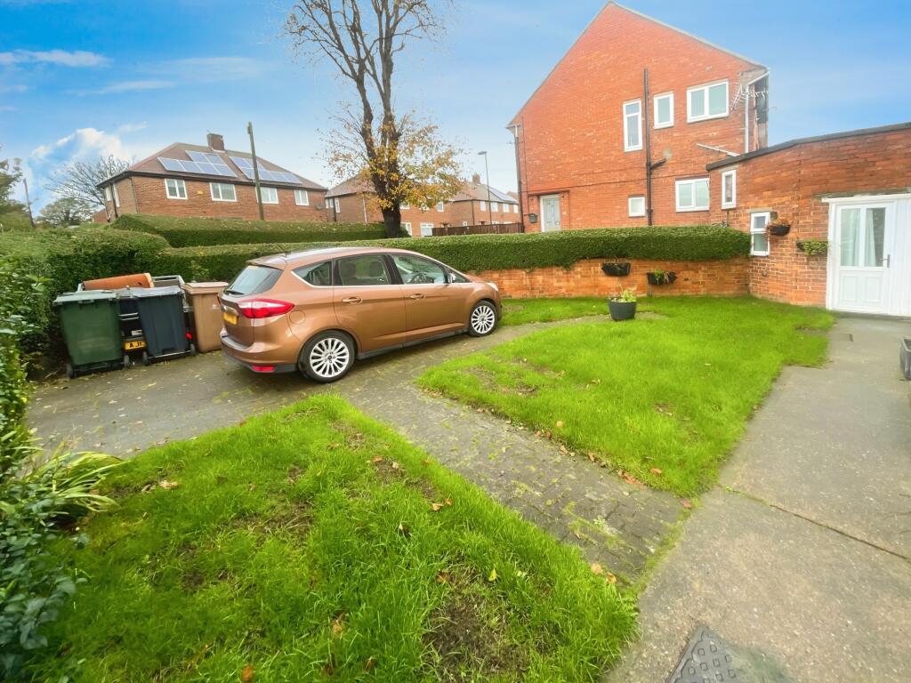 Driveway/Side Garden