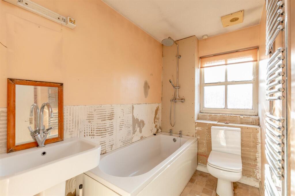 Pursey Drive, Bradley Stoke Bathroom.jpg
