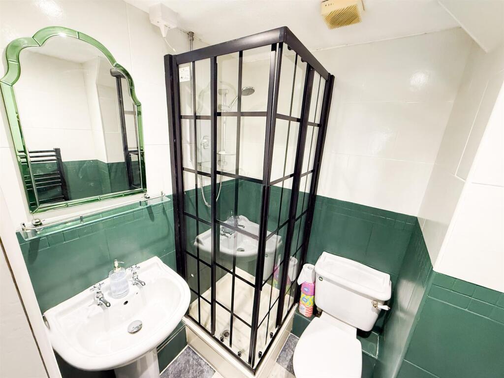 En-Suite Bathroom