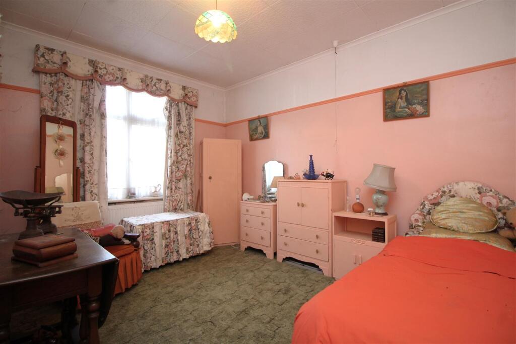 bedroom 2 .JPG