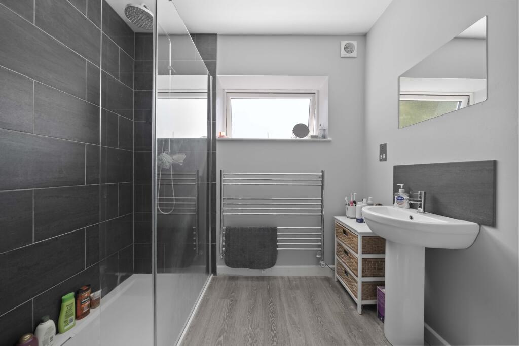 19 Linhey - Shower Rm