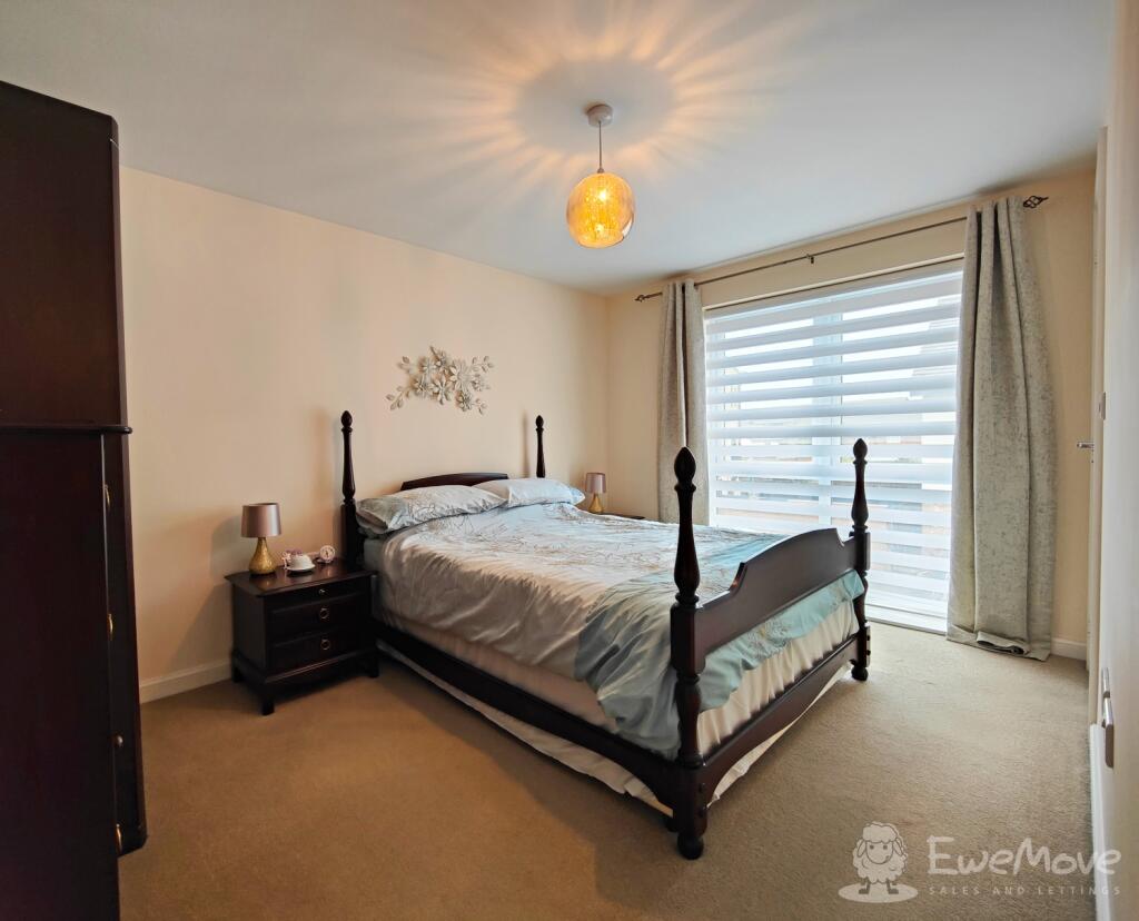 master bed w ensuite