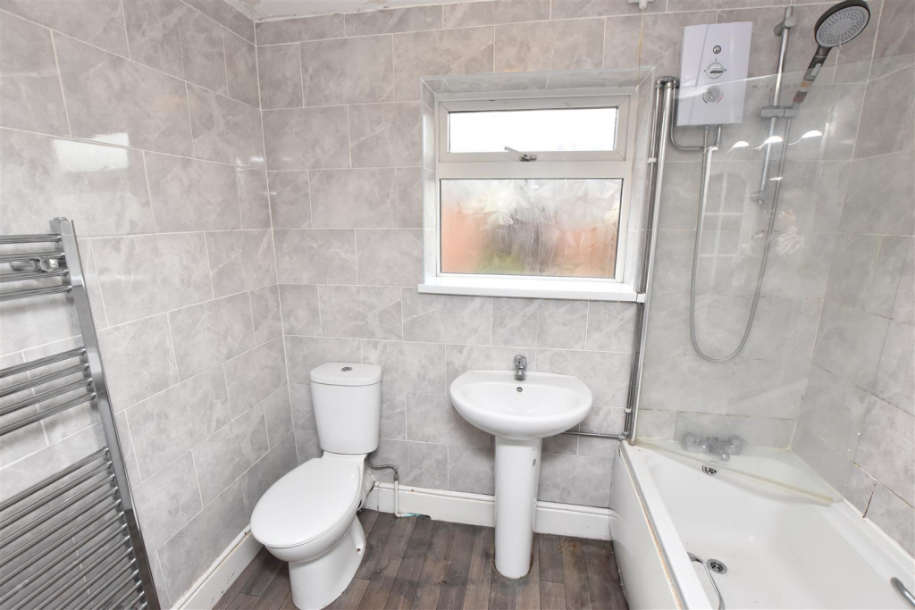 BATHROOM ( GROUND FLOOR)