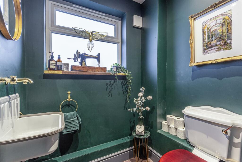 70 Station Road, West Byfleet, KT14 6DR - 4.jpg