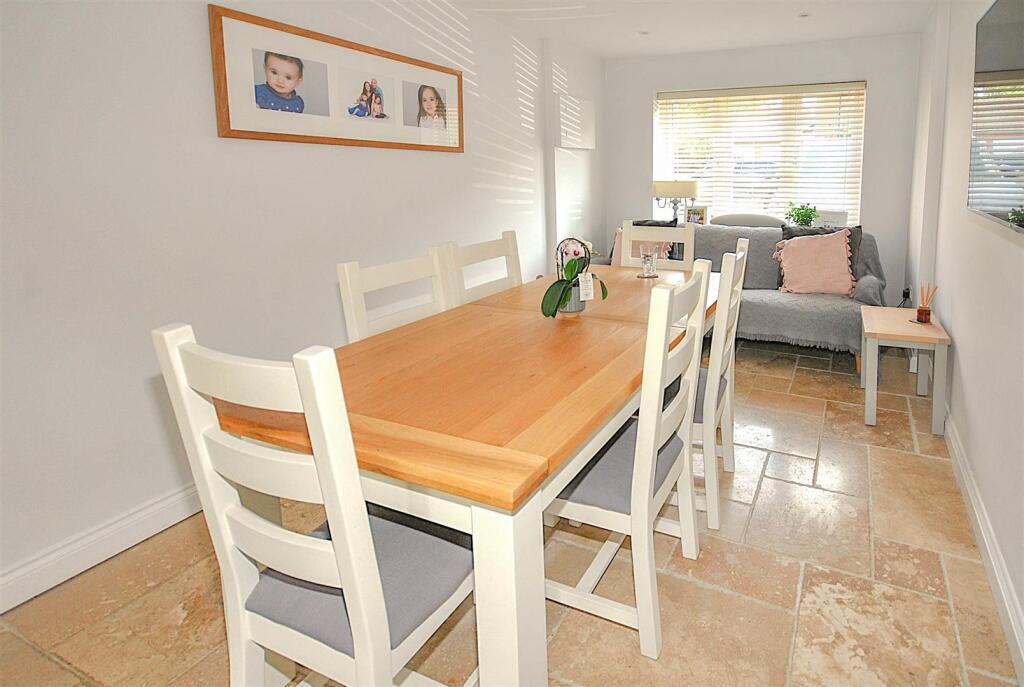 DINING/FAMILY AREA