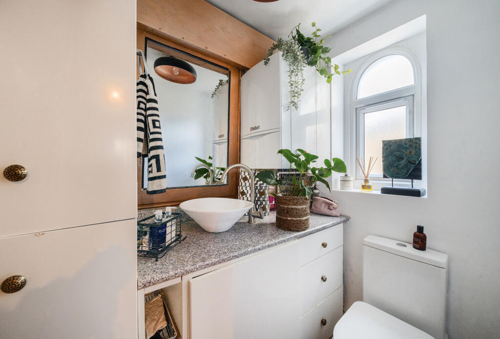 1300957-9-68375ce...