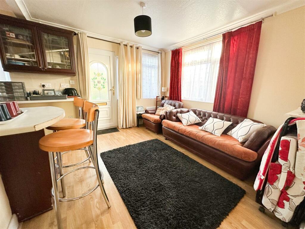 LOUNGE/KITCHENETTE