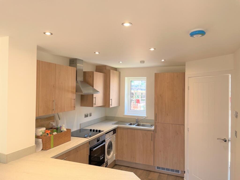 9 Calm Water Close, Dawlish - kitchen (2)