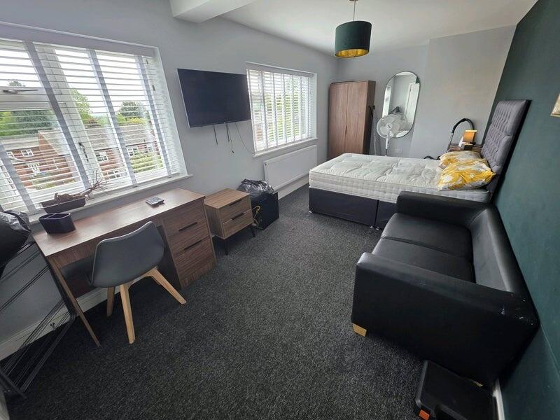 Bright, well-appointed double bedroom with larg...