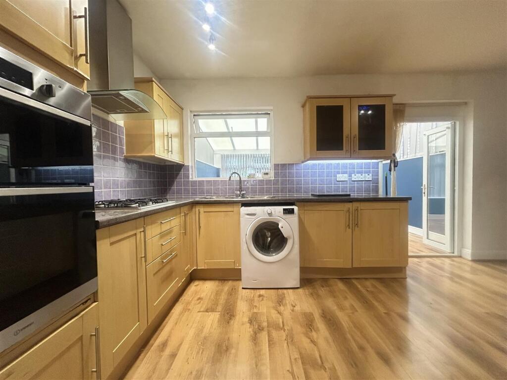 KITCHEN DINER