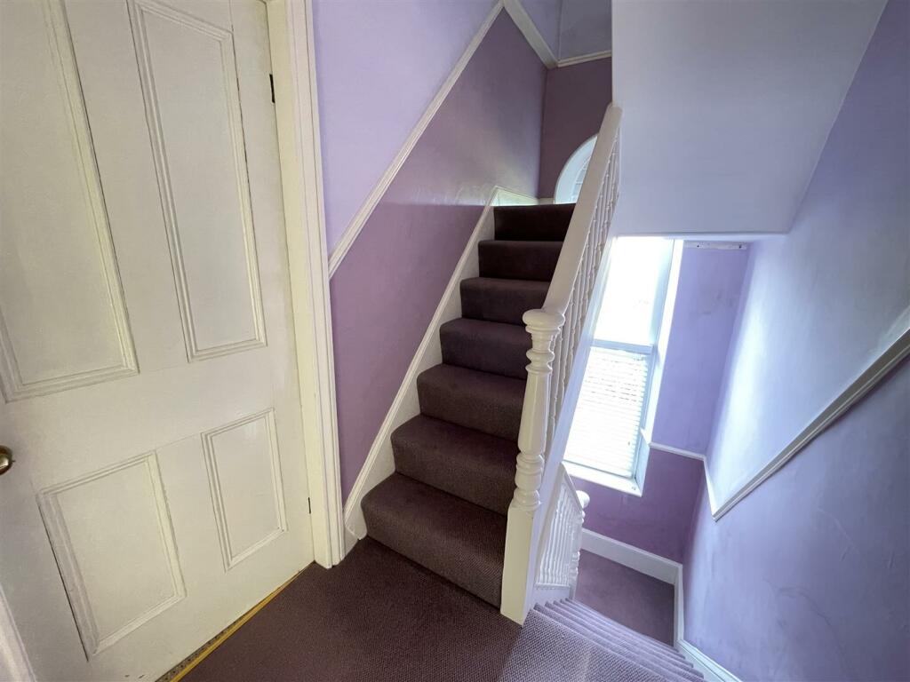 FIRST FLOOR LANDING