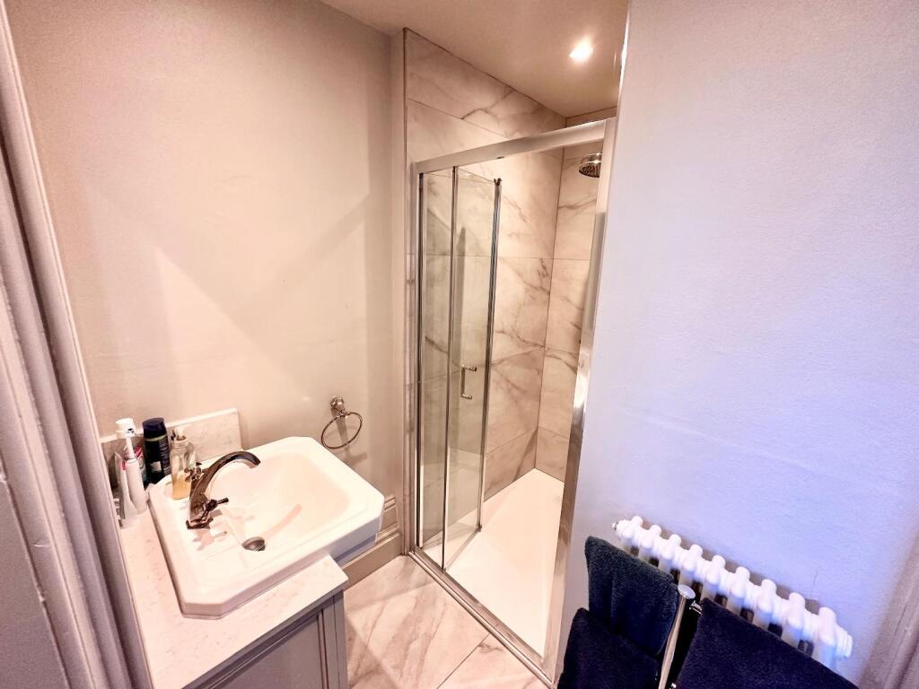 EN-SUITE SHOWER