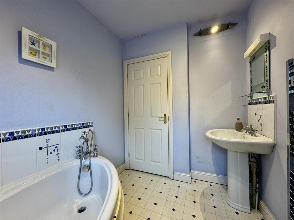 FAMILY BATHROOM