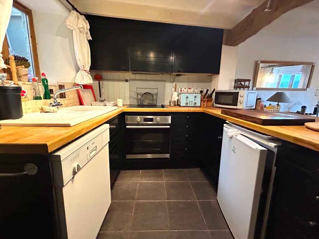 Kitchen Area Pic3