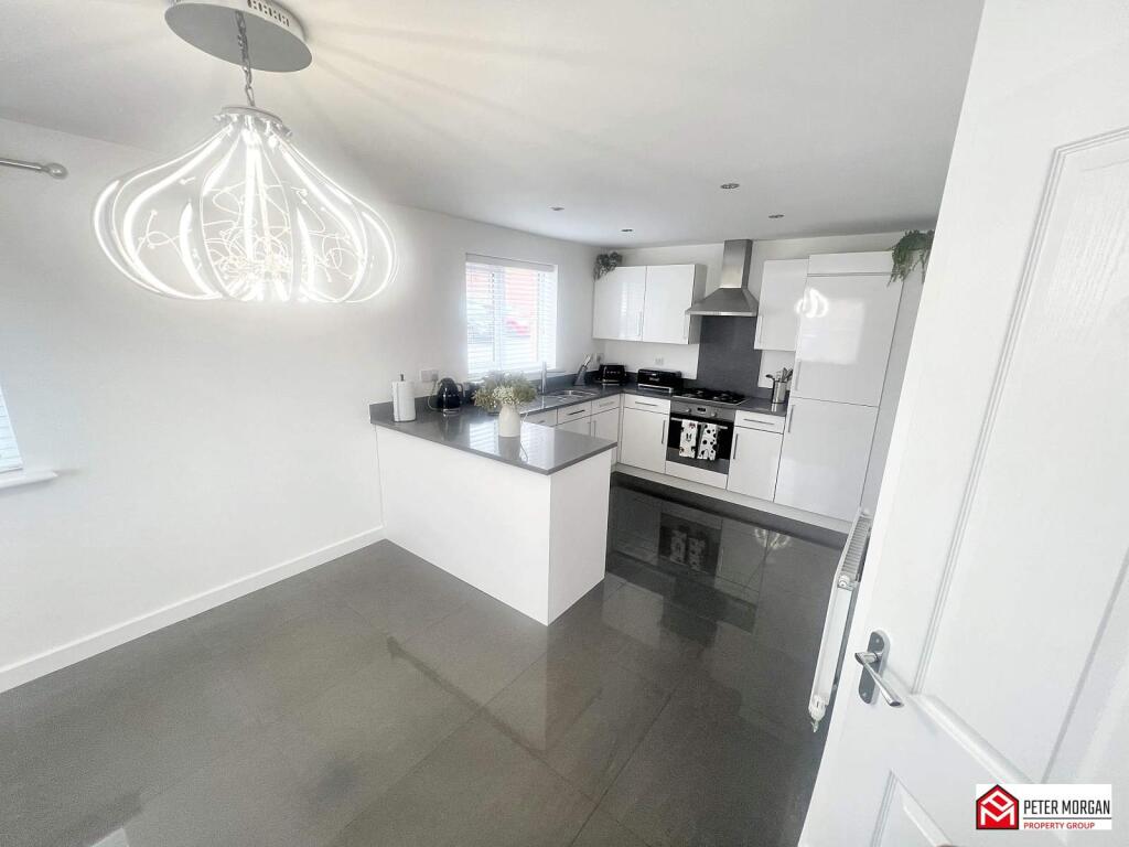 Kitchen/ Dining Area