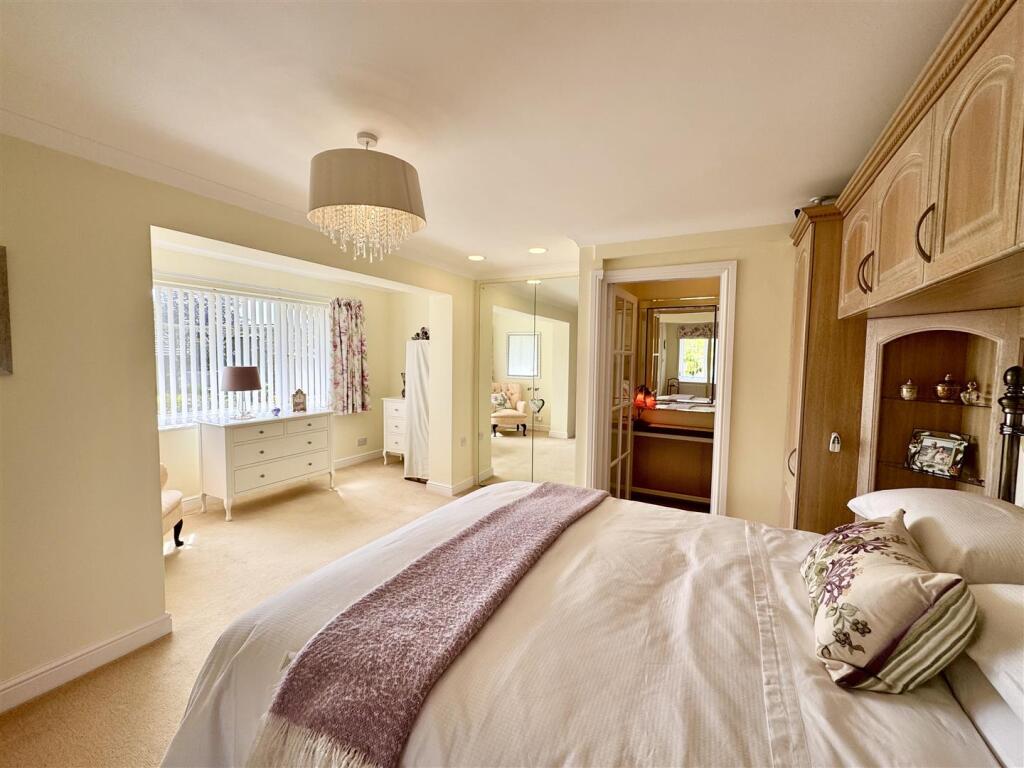 PRINCIPAL BEDROOM