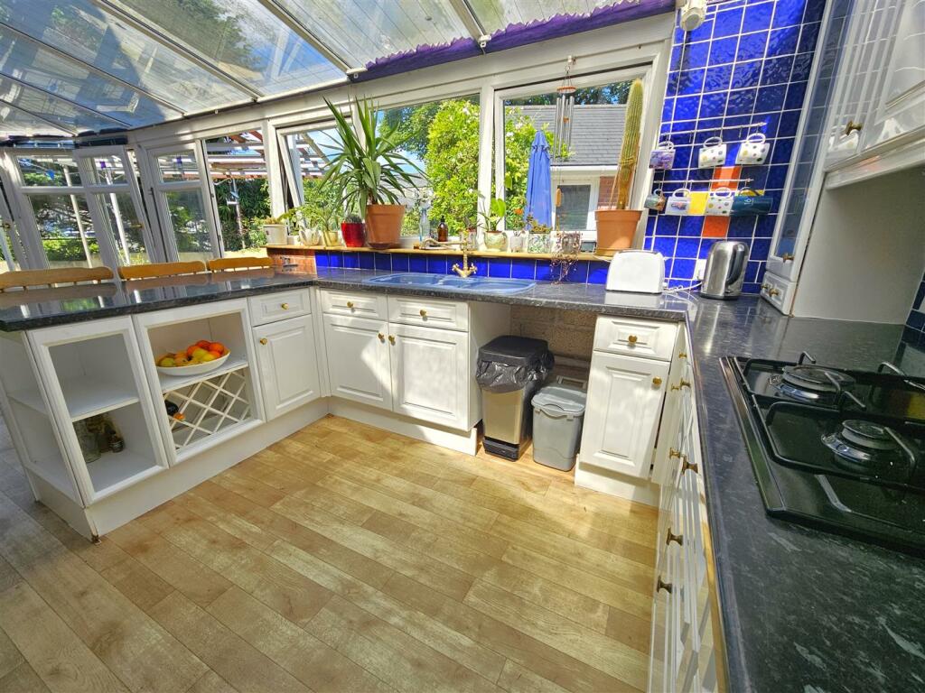 Kitchen (2).jpg