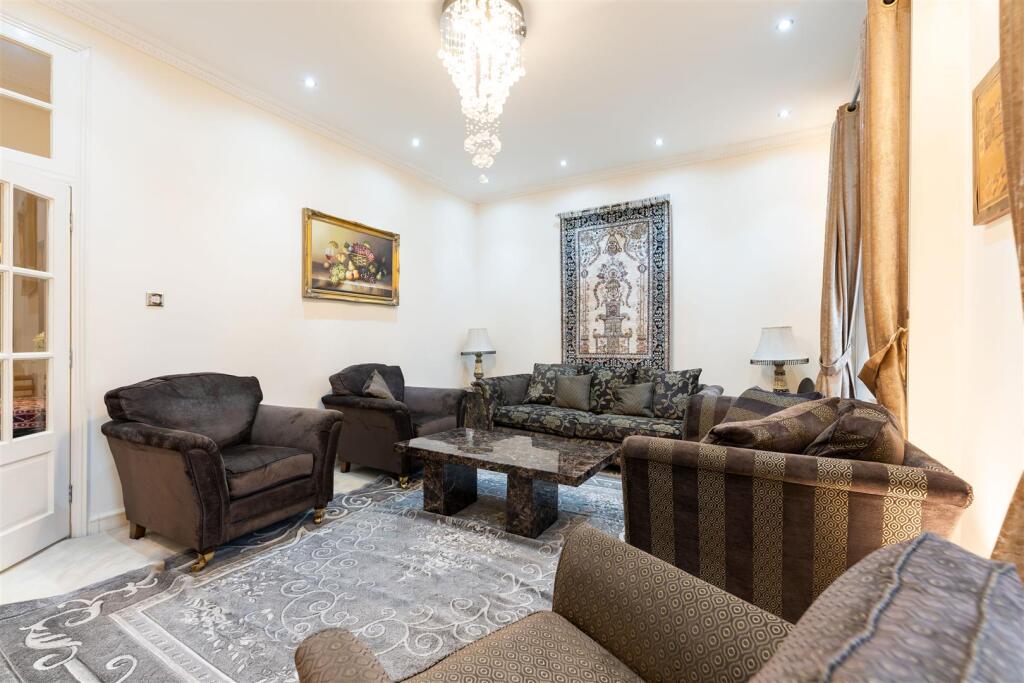 Livingroom3 (1).jpg