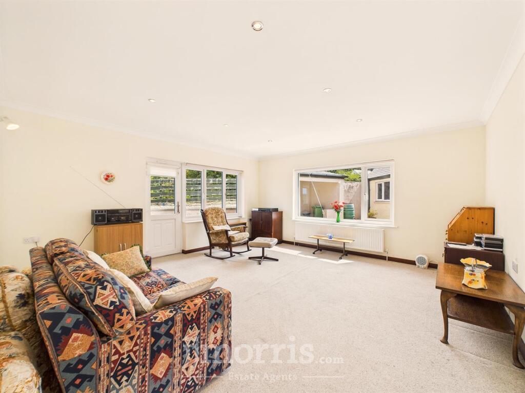 Bedroom 1/Lounge