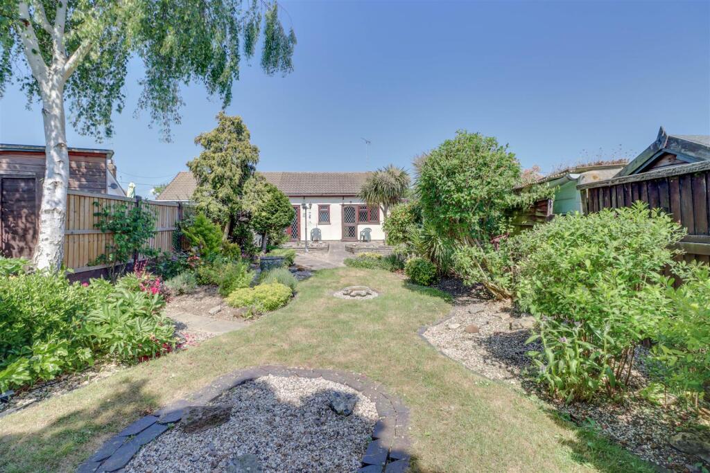 288 SOUTHEND ROAD SS11 8PS-18.jpg