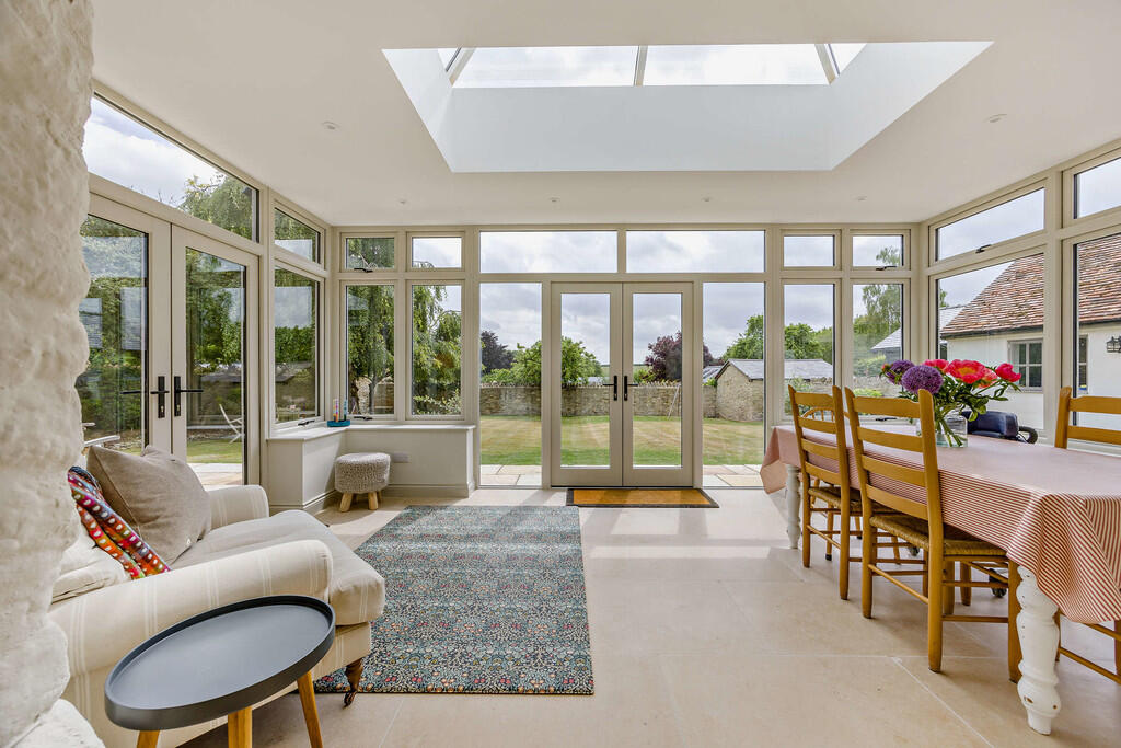 8649775-interior1...
