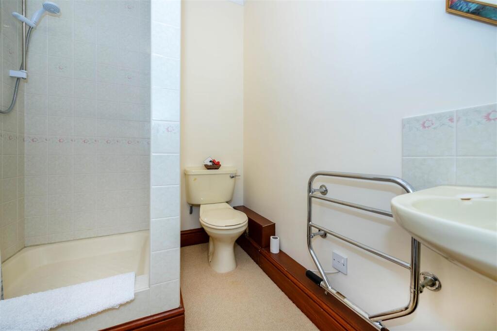 annexe bathroom.jpg