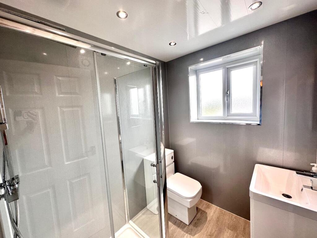 MODERN HOUSE BATHROOM