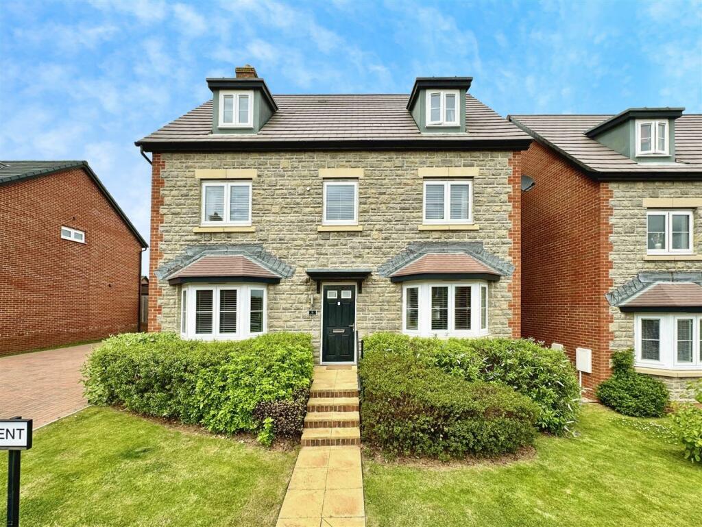 6 ASH CRESCENT