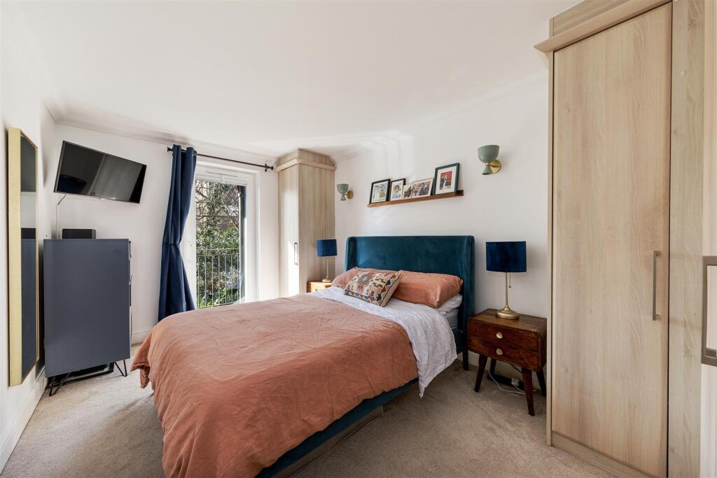 Churchfields, E18
